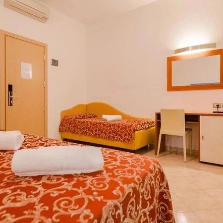 Hotel Ivana Misano Adriatico Buitenkant foto