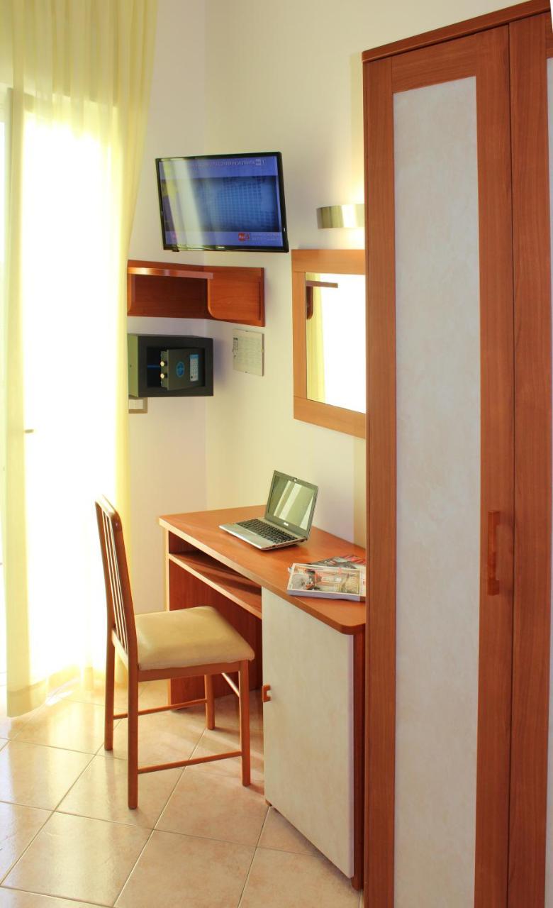 Hotel Ivana Misano Adriatico Buitenkant foto