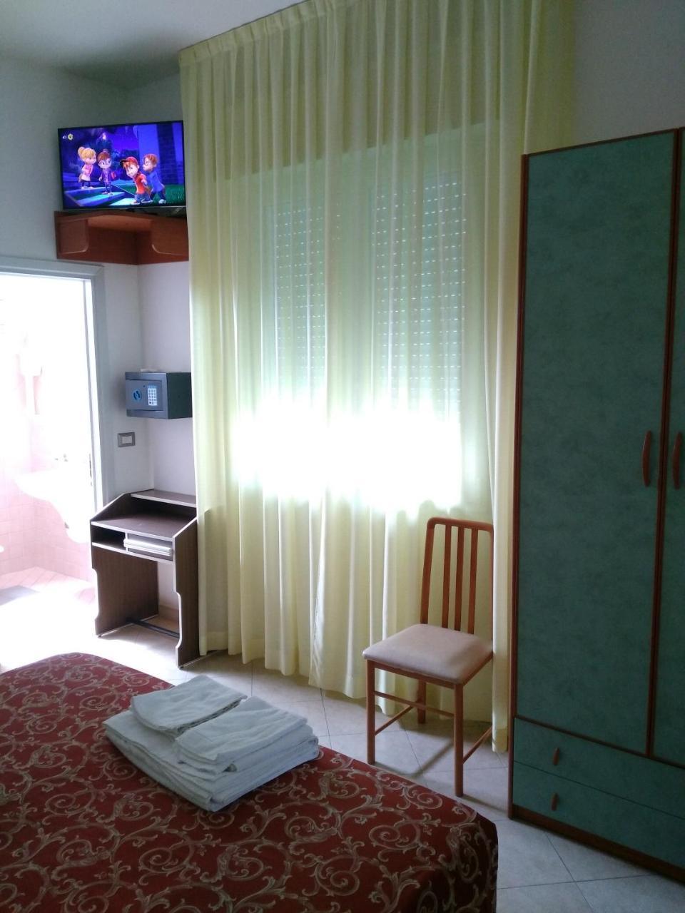 Hotel Ivana Misano Adriatico Buitenkant foto
