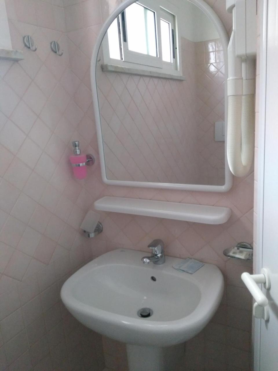 Hotel Ivana Misano Adriatico Buitenkant foto