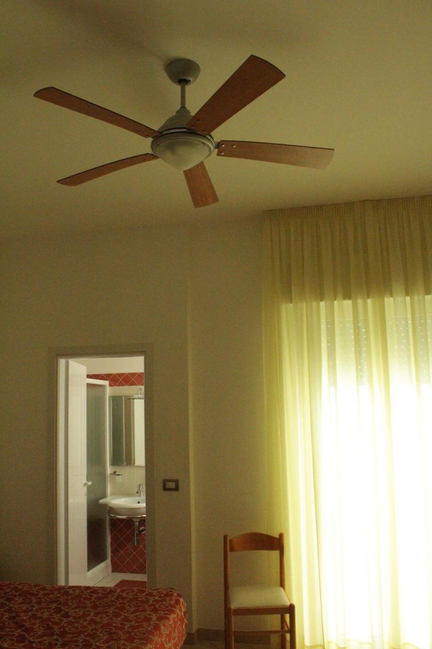 Hotel Ivana Misano Adriatico Buitenkant foto