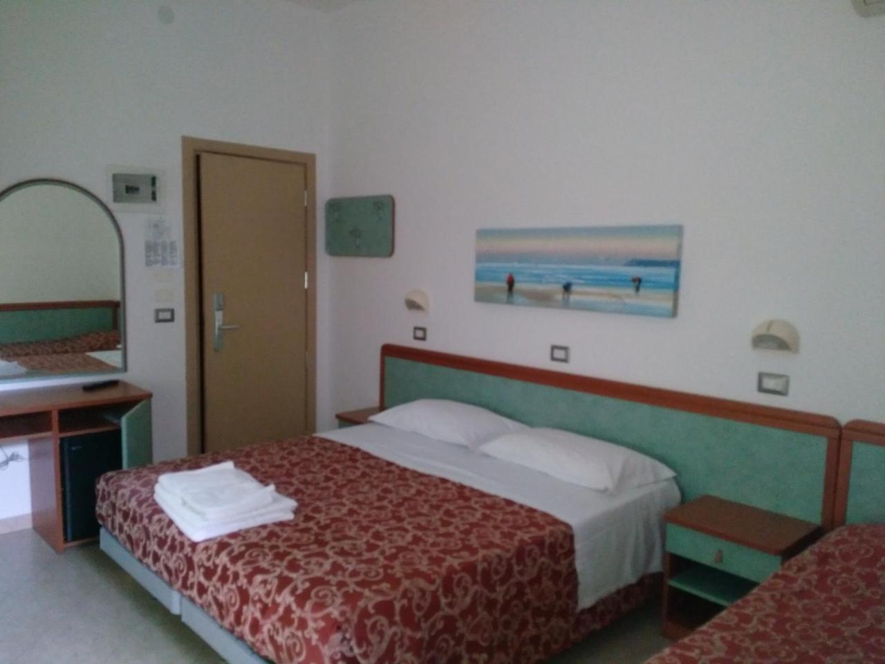 Hotel Ivana Misano Adriatico Buitenkant foto