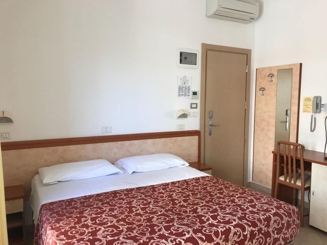 Hotel Ivana Misano Adriatico Buitenkant foto