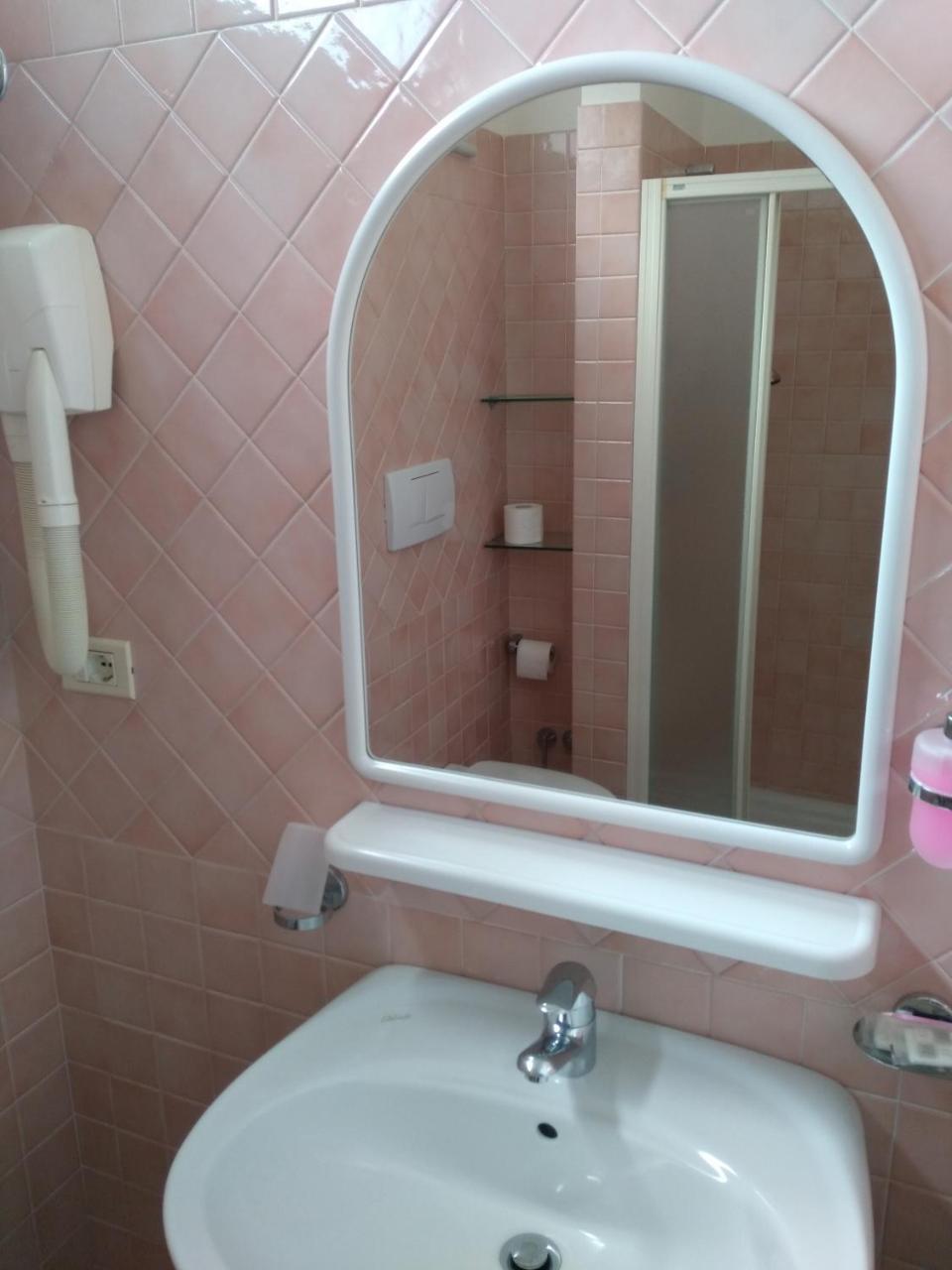 Hotel Ivana Misano Adriatico Buitenkant foto